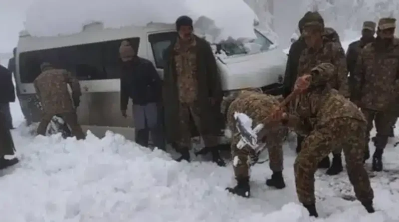 پاک فوج نے مری میں برف باری میں پھنسے سیاحوں کو بچا لیا۔